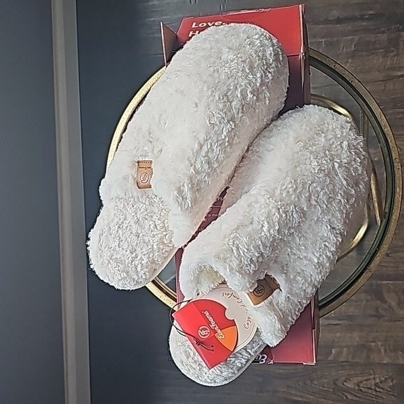 Everfoams Shoes - NWT Everfoams Fuzzy cozy slippers size 11-12